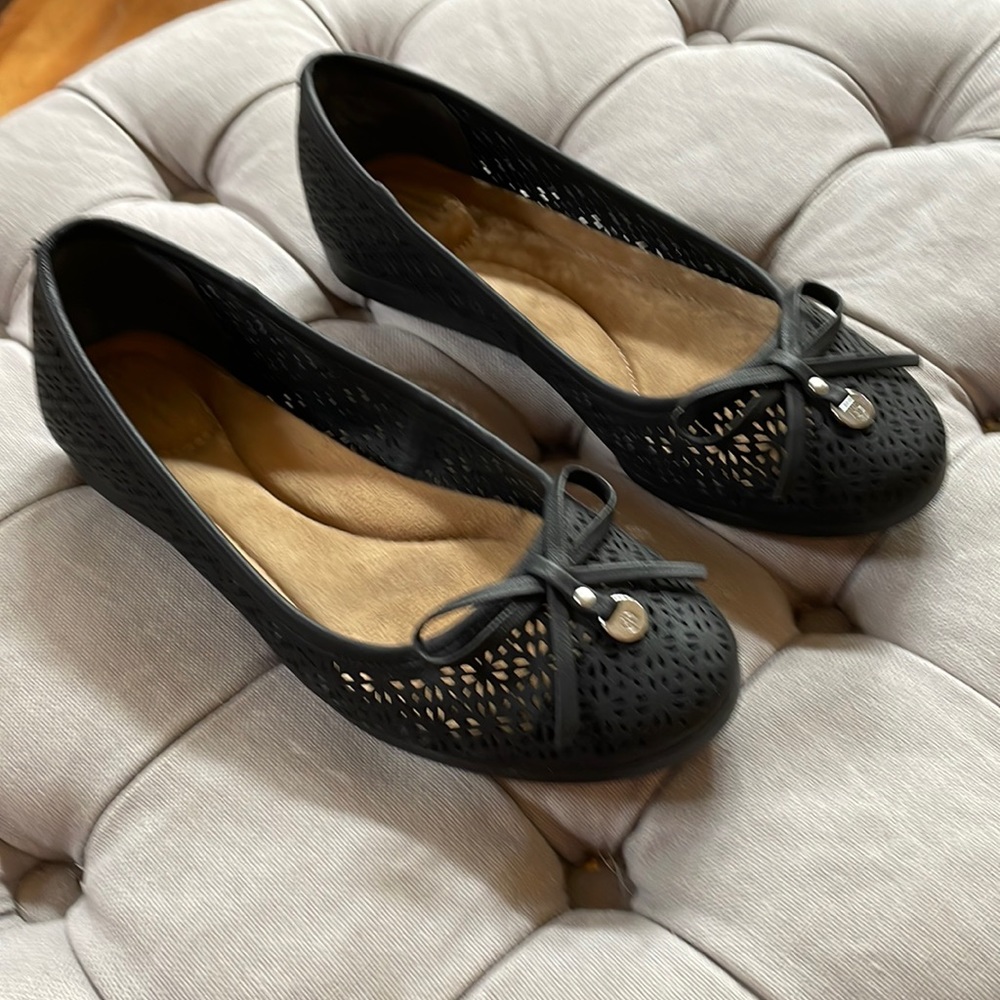 New Giani Bernini Black Flats with Flower …